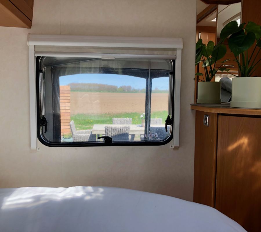 tabbert vanuit bed.jpeg